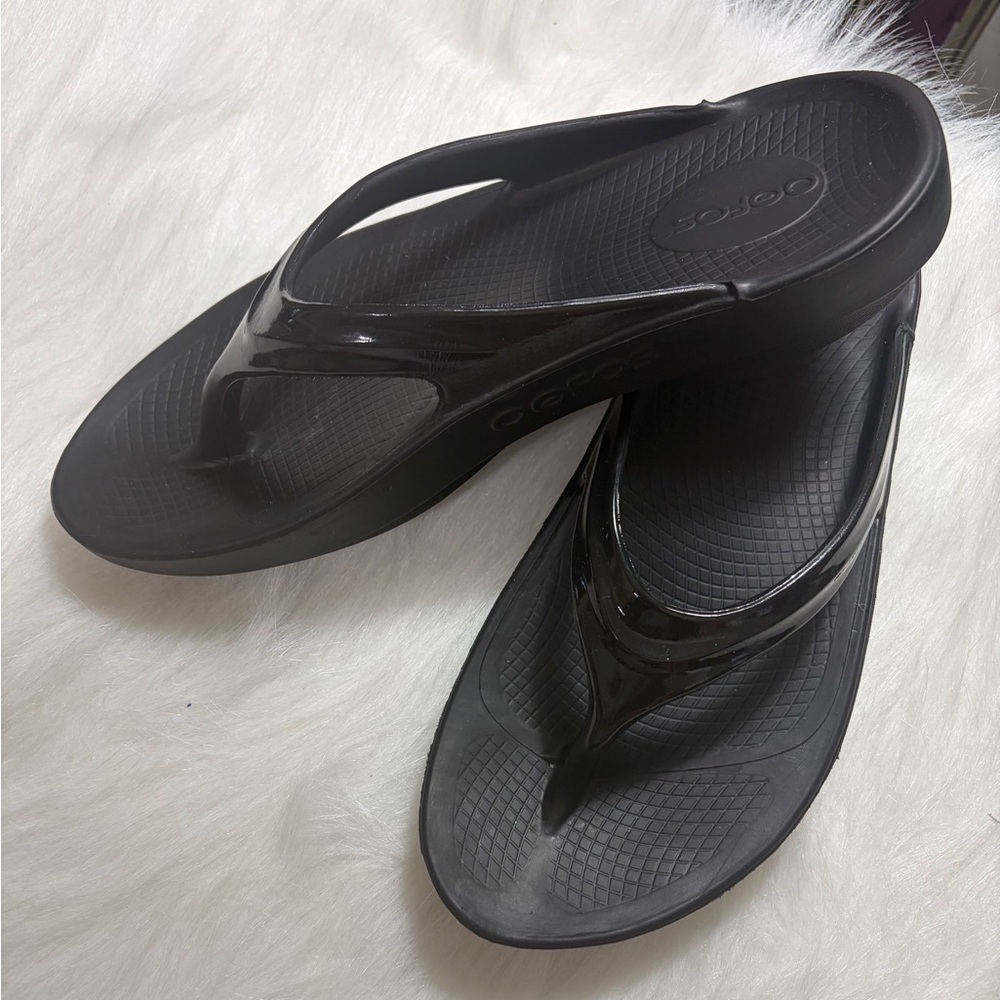 Crocs Women's Sleek Black Sandals